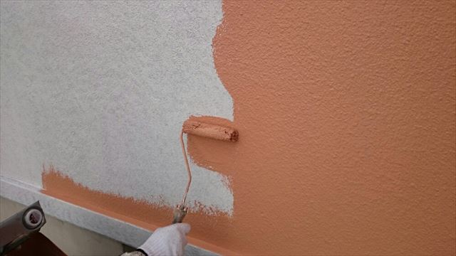 外壁中塗り施工中