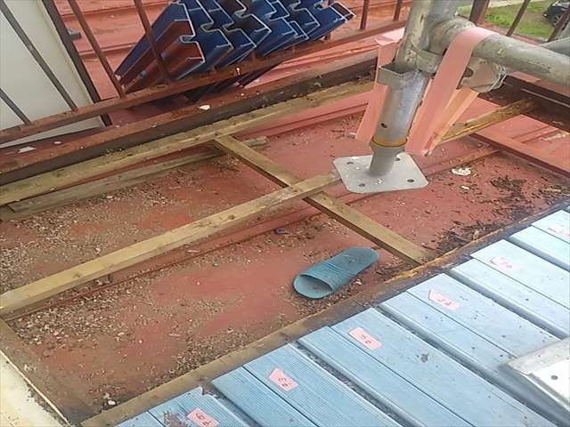 下屋根塗装のためベランダ床板撤去_0727_M00032 (1)