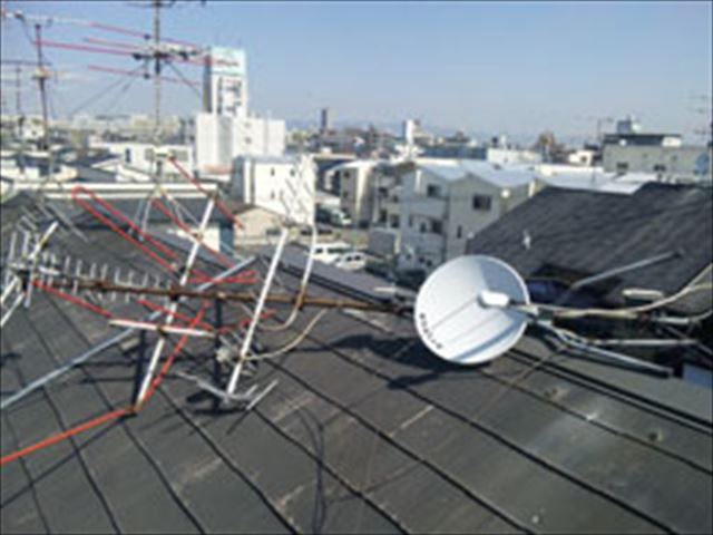 台風の影響でアンテナが倒壊。屋根の壊れについて